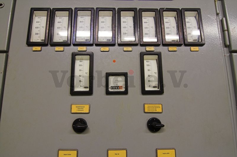 Thermometer im NEA-Schaltfeld zur Kontrolle der Öl-, Wasser- und Zylindertemperatur.