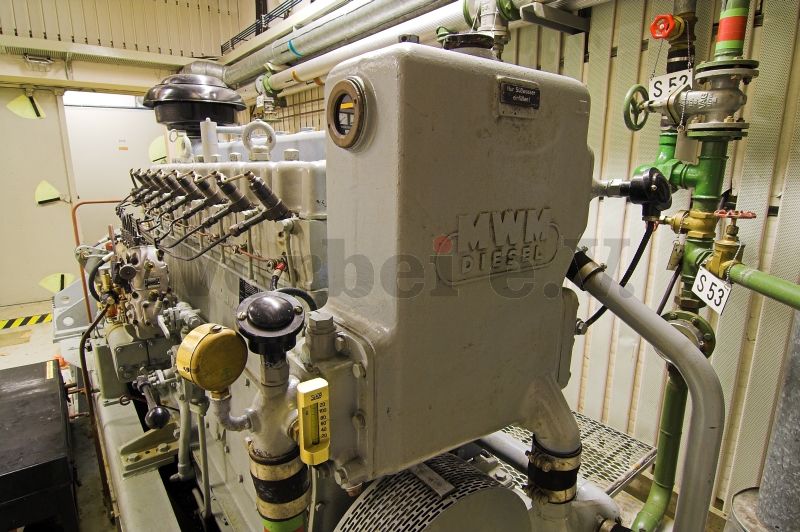 Der Wärmetauscher am Motor kühlt mit dem sekundären Kühlwasserkreislauf den Primärkühlkreis. Ein Schauglas ermöglicht die Kontrolle der Kühlwassermenge im Primärkreis.
