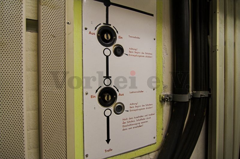 Kennzeichnung des Hochspannungs-Trennschalters im Raum 20 durch einen Rahmen aus lumineszierender Farbe.
