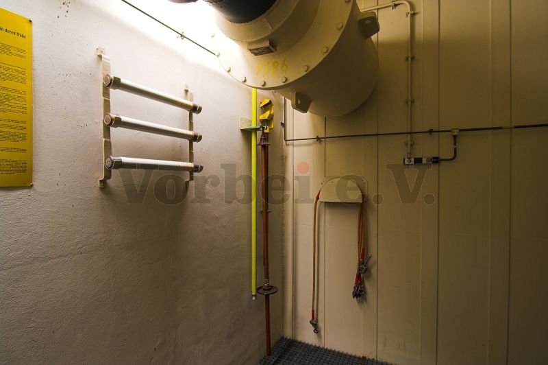 Hochspannungssicherungen und Hochspannungs-Betätigungsstangen im Raum 22. Unter der Raumdecke befindet sich das Abluftgebläse für den Hochspannungsbereich.