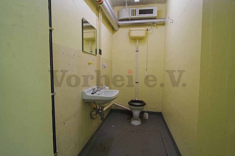 Raum 58 (WC Dekontaminierungsanlage) mit den vorgesehenen sanitären Einrichtungen.