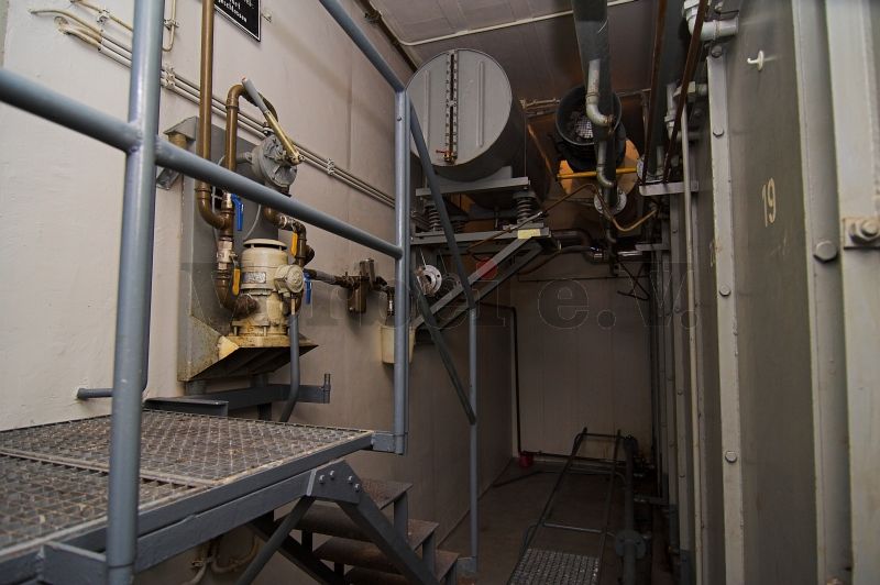 Auch der Kraftstoff-Tagesbehälter im Raum 26 ist durch eine gefederte Trägerkonstruktion geschützt.