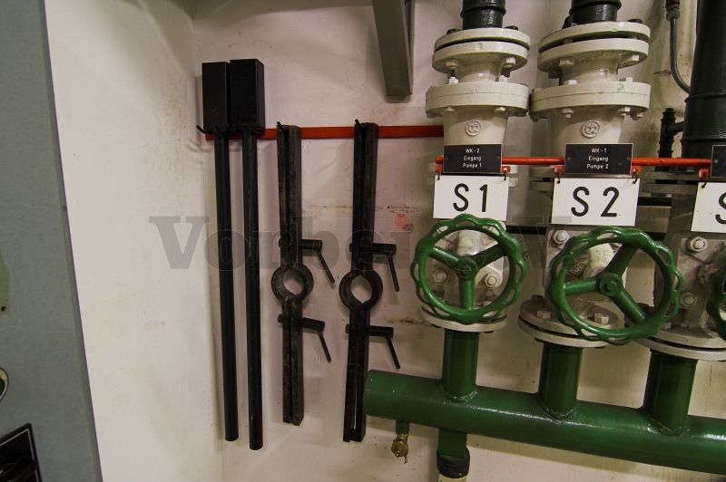 Die Werkzeuge links neben dem Schieberkabinett dienen zum “Ziehen” oder Einbringen der Brunnenrohre.