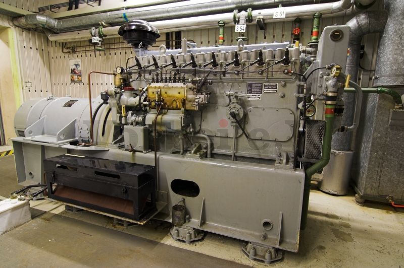 Dieselmotor und Generator befinden sich auf einem gemeinsamen Trägerrahmen. Die Aufstellung erfolgt auf schwingungsdämpfenden Vorrichtungen zwischen Trägerrahmen und Boden.