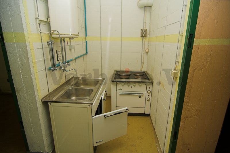 Ausstattung der Notküche in einer anderen GSVBw: Mit Ausnahme der Kühlschränke ist die Einrichtung noch vorhanden.
