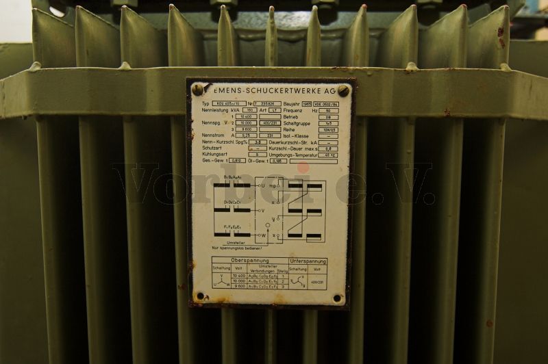 Der Transformator wurde 1966 in den Siemens-Schuckertwerken gefertigt und ist für 10kV / 160 kVA ausgelegt.
