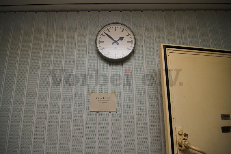 Die Nebenuhr (hier im Raum 6) wurde über eine “Uhrenlinie” von der Mutteruhr gesteuert.