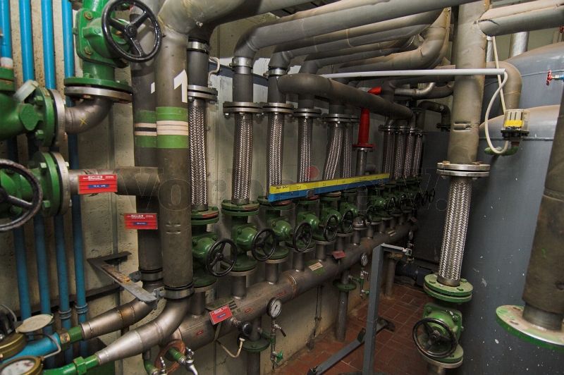 Beispiel aus einer anderen GSVBw: Flexible Zwischenstücke in den Rohrverbindungen im Brunnenraum (Raum 12N) als Schutz vor Schwingungen und Erschütterungen.
