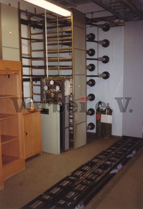 Im Raum 4 wurden die Fernmeldekabel eingeführt. Die Anlage vor dem Gestell diente zur Drucküberwachung der gasgefüllten Fernmeldekabel.