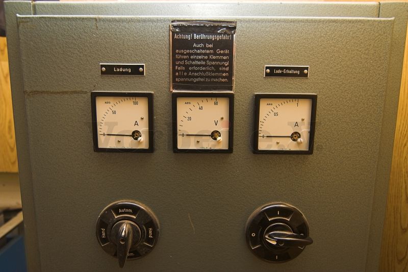 Ansicht der Bedienelemente des AEG Ladegleichrichters. Er besteht aus einem Erhaltungs-Ladegerät und einem Stark-Ladegerät.