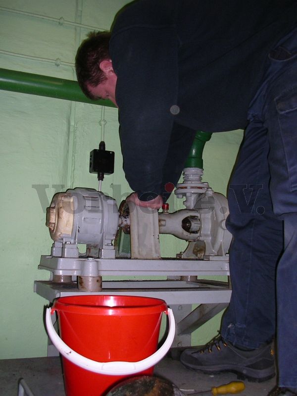 Installation eines Elektromotors an der Kühlwasserpumpe im Brunnenraum 12N.