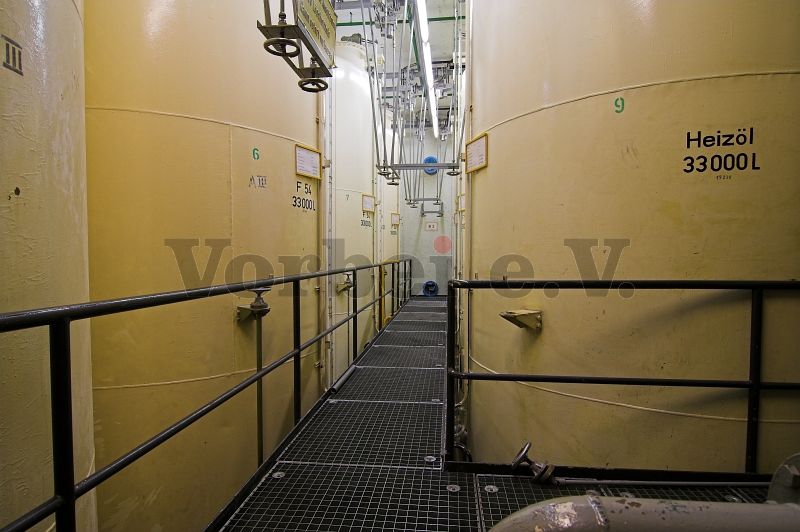 Das Tanklager im Bunker besteht aus 11 Behältern mit je 33.000 Liter Fassungsvermögen.