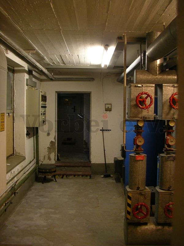 Austausch defekter Lichtschalter und Leuchtstofflampen im Keller des Unterkunftsgebäudes.