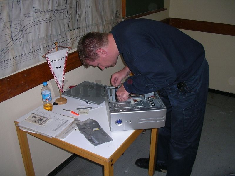 Reparatur eines Rechners des GSVBw-Datennetzes.