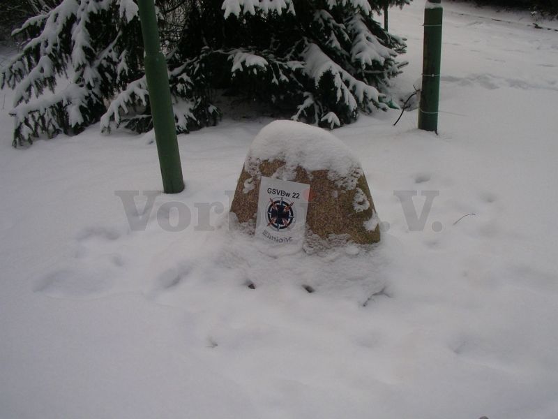 Wappenstein der GSVBw 22 im schneebedeckten Grünstreifen.