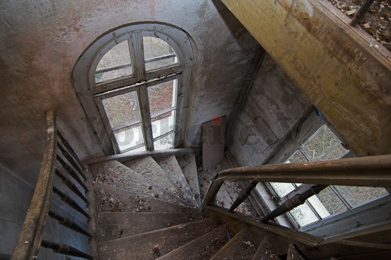Der Aufstieg zum Turm erfolgt über diese Holztreppe.