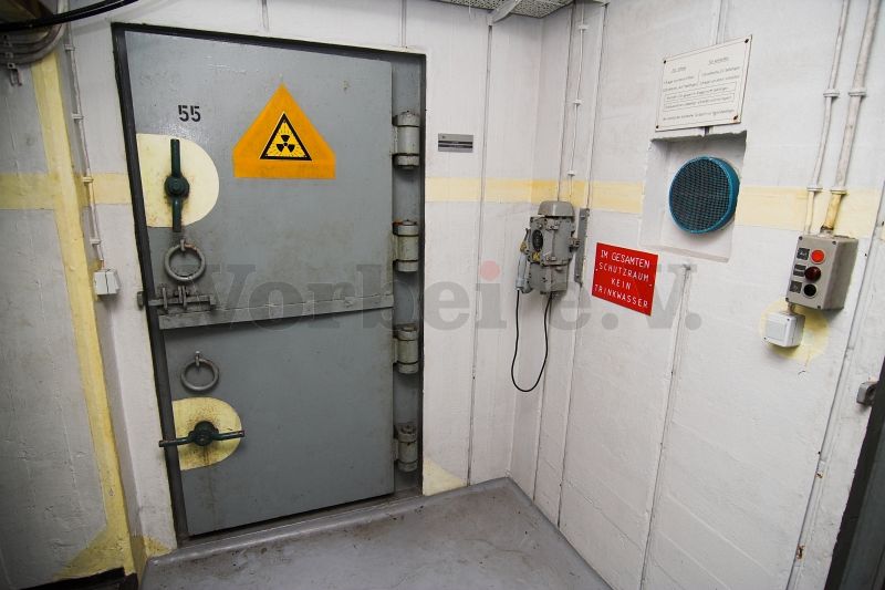 Im Schleusenbereich: Zugang zum Raum 55 (Lagerraum für kontaminierte Kleidung). Rechts befindet sich ein Drucktastenfeld zur Steuerung der Schleusentür.