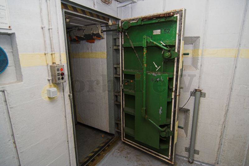 Die innere Schleusendrucktür mit zusammengefasster Verriegelung und hydraulischem Antrieb.