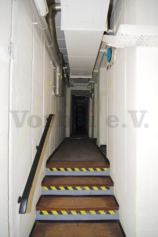 Treppenbereich im Raum 41. Auf der rechten Wandseite befinden sich die Zugänge zum WC-Herren und WC-Damen (Raum 31 und 30).