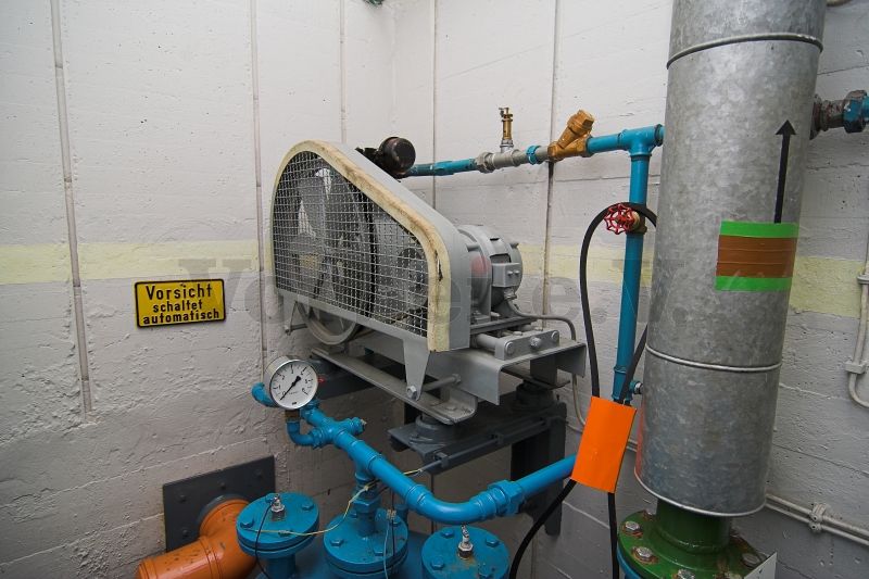 Der Kompressor dient zum Aufbau eines Druckluftpolsters im Abwassersammelbehälter. Durch den Luftdruck wird der Behälterinhalt in die Abwasserleitung gedrückt.