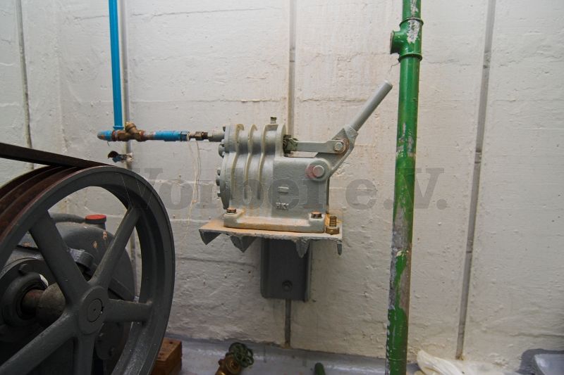 Bei einem Ausfall des motorbetriebenen Kompressors konnte mit dem Handkompressor manuell ein Druckluftaufbau im Notwasserbehältersystem erzielt werden.