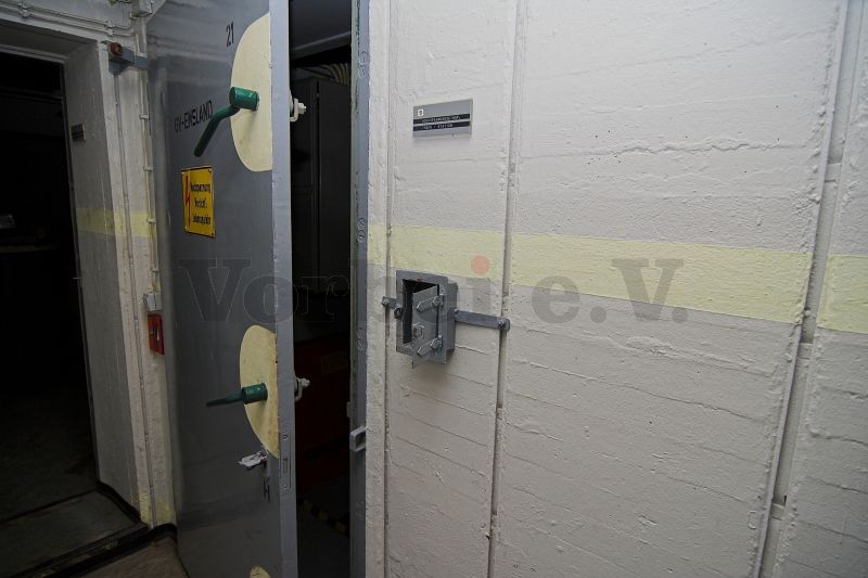 Die Schutzraumtür zum Transformatorenraum verfügte über ein Sicherheitsschloss. Rechts daneben befindet sich dafür ein Schlüsselkasten.