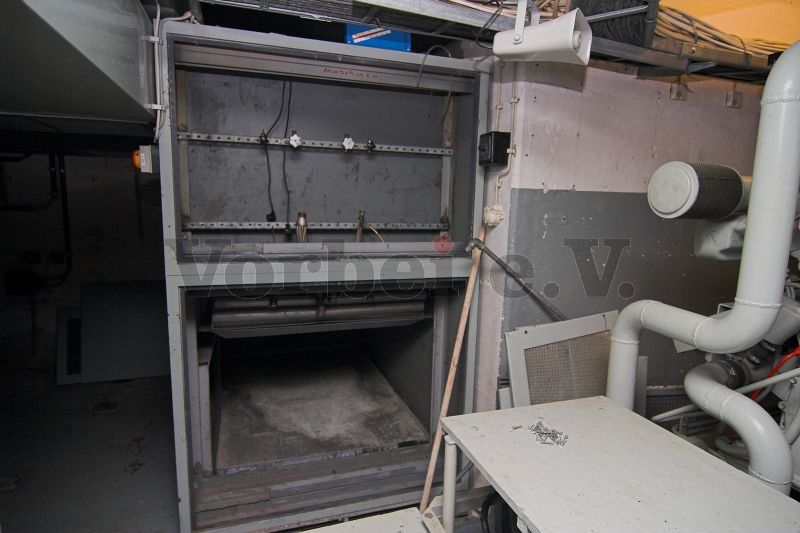 Die Einzelteile des zerlegten Raumkühlgerätes wurden an verschiedenen Stellen, unter anderem auch in engen Durchgangsbereichen, abgelegt.