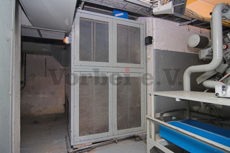 Das Raumkühlgerät stellt sich im zusammengesetzten Zustand wie zur Betriebszeit dar. Die Einzelteile wurden vollständig verbaut.