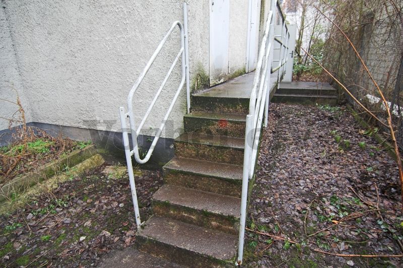 Gereinigte Treppe mit Laufsteg im Außenbereich.
