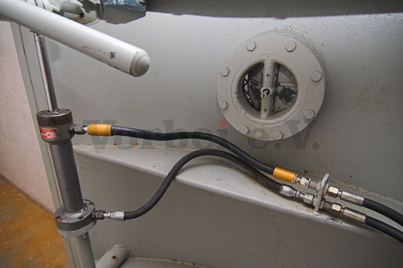 Austausch eines defekten Hydraulikschlauches an einer der insgesamt 12 hydraulisch betätigten Schleusentüren.