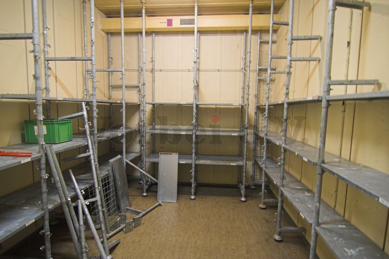 Raum 34N (Lager für Sanitätsmaterial) mit vollständiger und originalgetreuer Se-Regalausstattung.