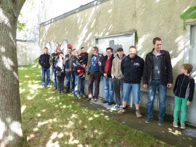 Zeitgleich vor der Zivilschutzanlage Hannover-Ricklingen: Die Besuchergruppe, bestehend aus Mitarbeitern der Firma BOSCH, stellt sich zum Gruppenfoto vor einem der Zugangsbauwerke auf.