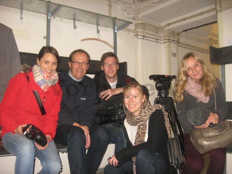 Das Filmteam der FH Hannover mit einem Vereinsmitglied des Vorbei e.V. während des Drehtermins.