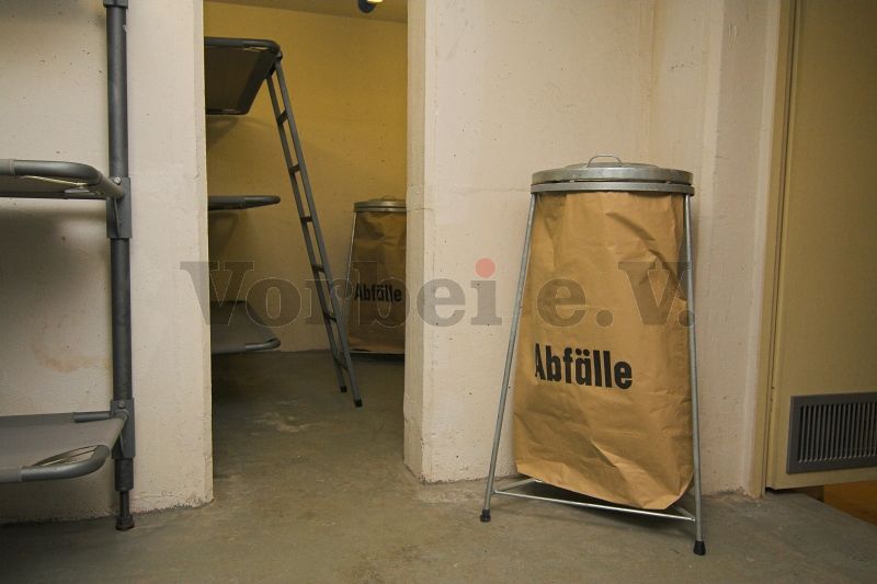 Die Abfallsack-Halter, wie hier in einem Liegeraum, wurden mit den originalen Abfallsäcken bestückt.