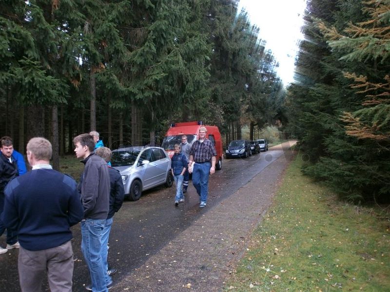 Auf der Zufahrtsstraße zur GSVBw 22: Die freiwillige Feuerwehr Elmlohe sammelt sich zur Objektbegehung.