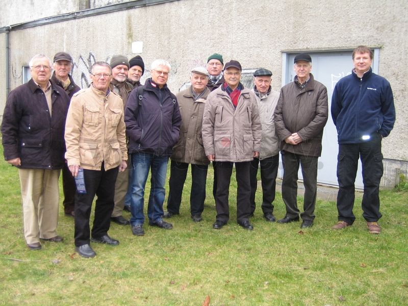 Gruppenfoto nach der Besichtigung: Die KuWa-Wandergruppe vor der Zivilschutzanlage Hannover-Ricklingen.