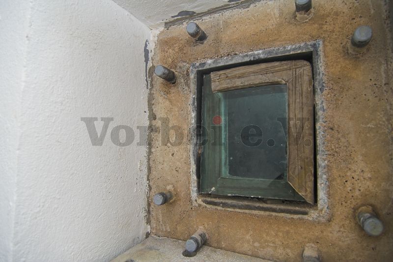 Die Panzerplatte vor dem Sichtfenster des Schleusenwartes wurde abgenommen, um die Schutzglas-Scheibe freizulegen.