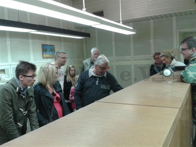 Unsere interessierten Besucher in der Fernsprechvermittlung (Raum 1) im Fernmeldebetriebsgebäude der GSVBw 22.