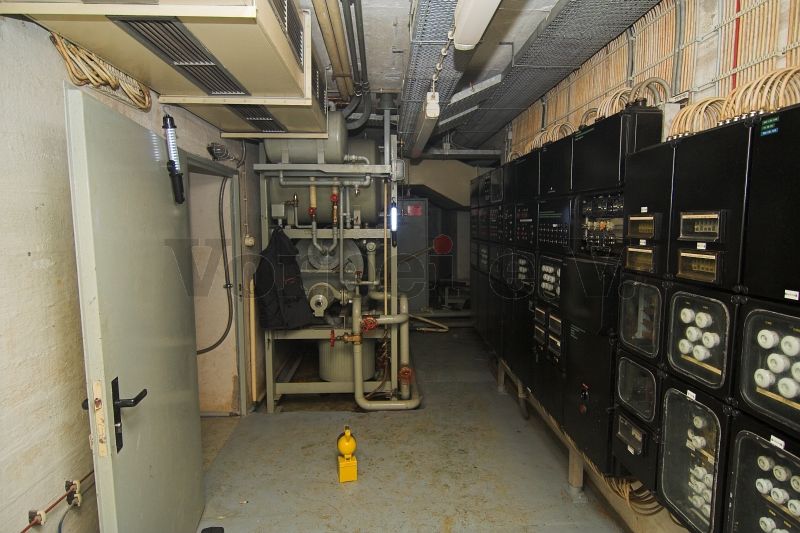 Die Elektroverteilung im Untergeschoss der ehemaligen Zivilschutzanlage Hannover-Herrenhausen. Die Bereiche müssen mit Handscheinwerfern und Arbeitsleuchten ausgeleuchtet werden.
