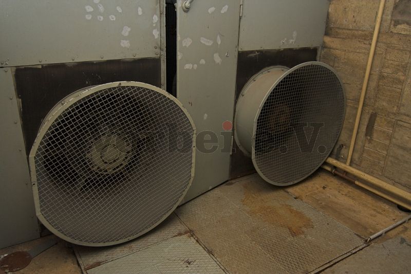 Im Filteranbau: Durch die Axiallüfter wird der Luftstrom zum Wasserkühler geführt.