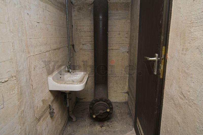 Waschbecken im Sanitärbereich. Die Tür rechts im Bild führt zur WC-Anlage.
