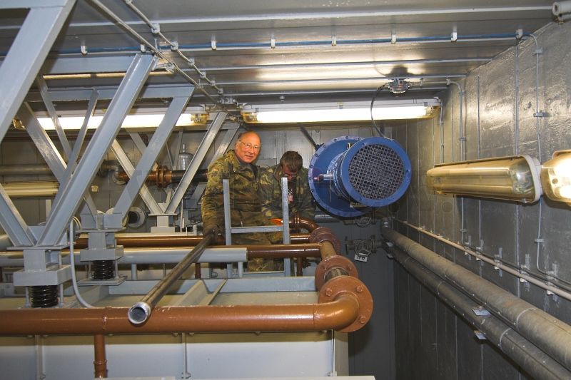 Im Tanklager (Raum 26) liegt das neue Heizungsrohr zum Einbau bereit. Das Rohr wird durch die 3m starke Außenwand in den Versorgungsschacht geführt.