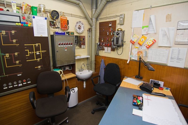 Der Dienstraum des Bunkerwartes ist noch vollständig ausgestattet. Im linken Bildbereich befindet sich die Melde- und Kontrolltafel.