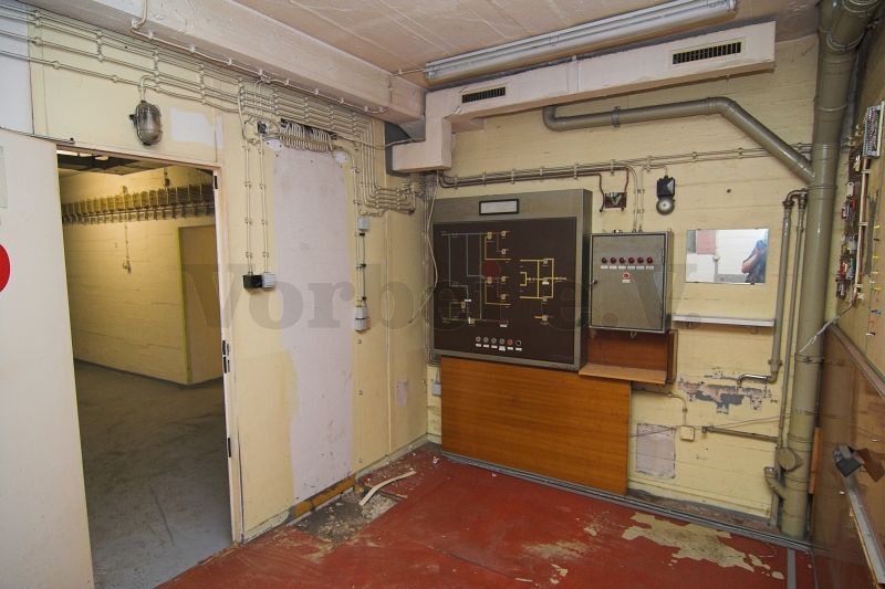 Einige Monate später ist ein Großteil der Einrichtung des Bunkerwart-Dienstraumes mit Ausnahme der Melde- und Kontrolltafel nicht mehr vorhanden.