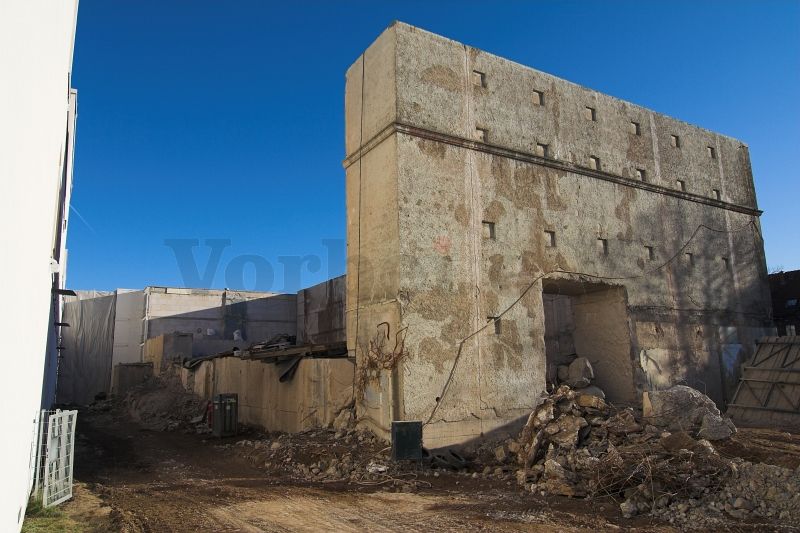 Im Februar 2015 sind nur noch Teile der 2,5m starken Bunkeraußenwand vorhanden.