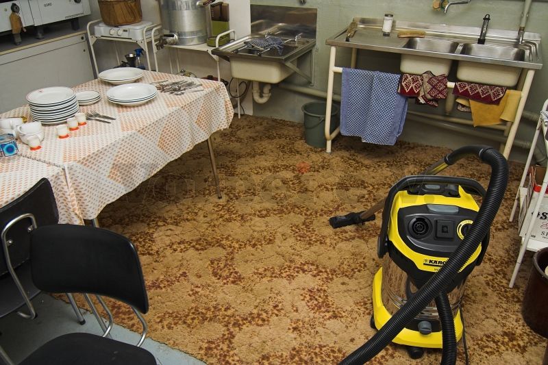In der Schutzbauküche: Gründliche Reinigung des Teppichbodens mit einem Industriesauger.
