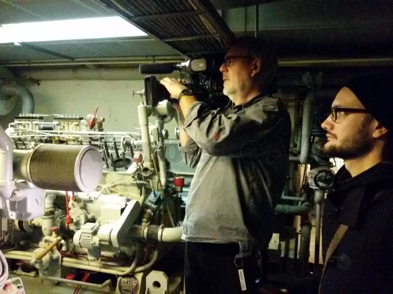 Das Filmteam bei Dreharbeiten im Maschinenraum.