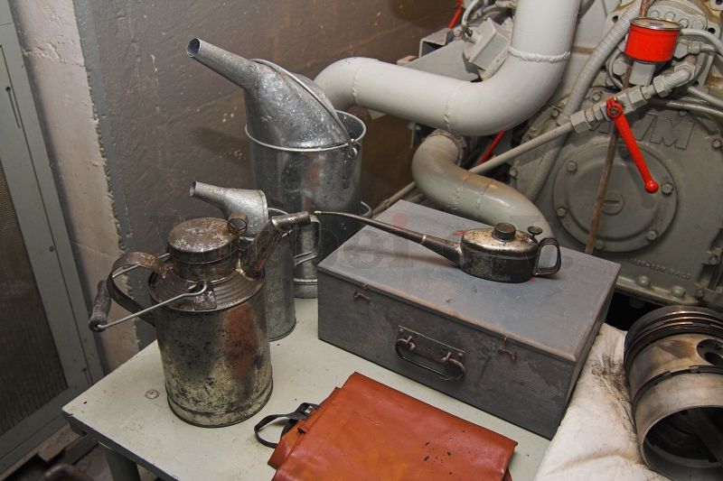 Ölkannen und Werkzeuge aus der Betriebszeit wurden zur Anschauung im Maschinenraum platziert.