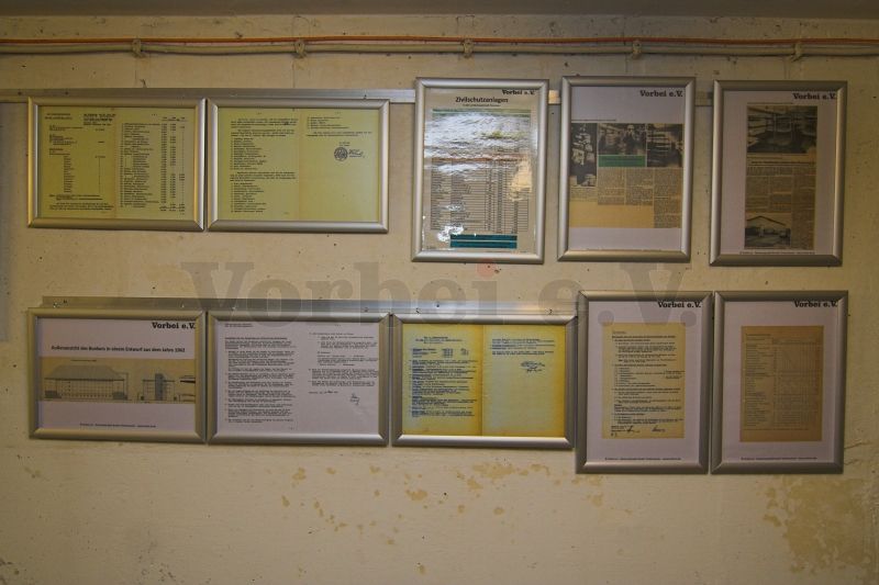 In der Ausstellungsschleuse wurden zahlreiche Dokumente in Klapprahmen an Profilschienen aufgehängt.