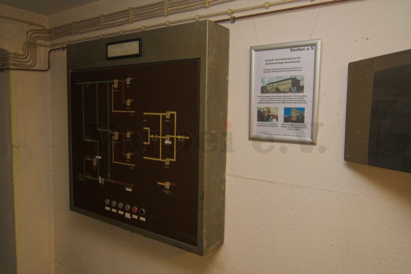Die Kontroll- und Meldetafel aus der abgerissenen Zivilschutzanlage Hannover-Herrenhausen hat eine Informationstafel bekommen.
